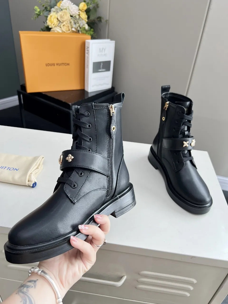 👟👟Ex-factory price 520👟👟 The cabinet is in sync with the high-end product quality of LV and Louis Vuitton. It is a hot model that has been out of stock many times through purchasing. The upper is hollow and carved, and it is dazzling. The fabric is made of imported calfskin. Sheepskin lining, sheepskin foot pads, original molded outsole. It looks great on your feet and is super cool! The real thing is more beautiful. Sizes 35-40 and 41 can be customized, new colors will be updated gradually